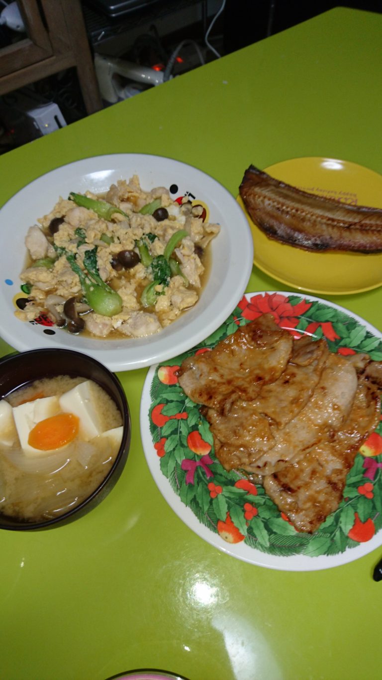 鶏としめじとチンゲン菜の卵とじ、ほっけ焼、豚ロース味噌焼き、豆腐と玉ねぎの味噌汁