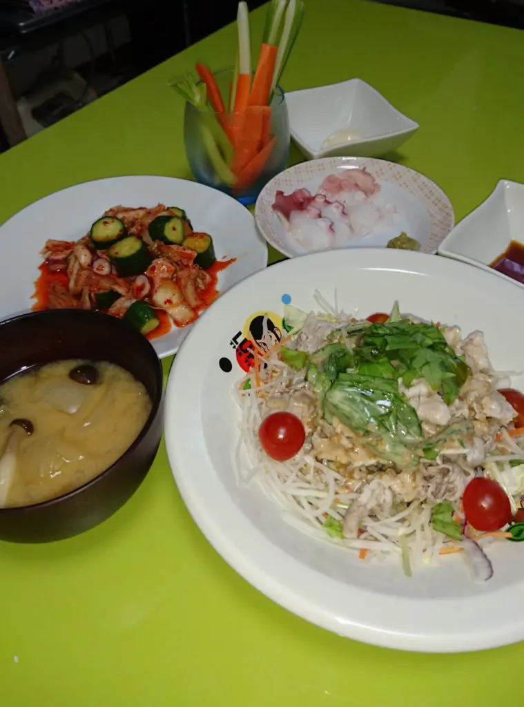 冷しゃぶ、たこキムチ、たこ刺し、野菜スティック、玉ねぎとしめじの味噌汁