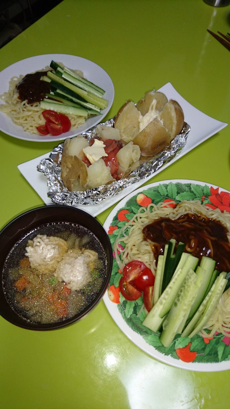 ジャージャー麺、塩辛じゃがバター、鶏団子と野菜の中華スープ