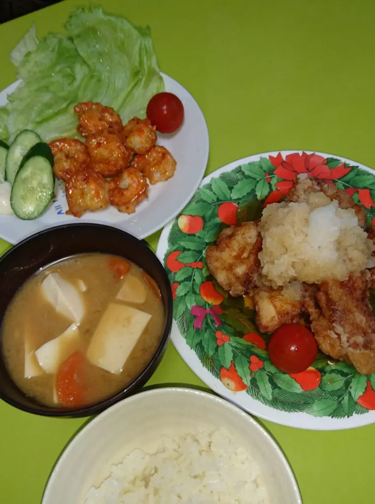 エビフリッター、鶏唐揚げのおろしポン酢、大根と豆腐の味噌汁