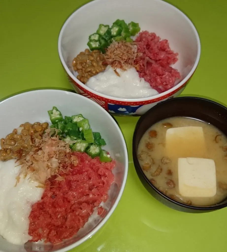 四色丼となめこ味噌汁