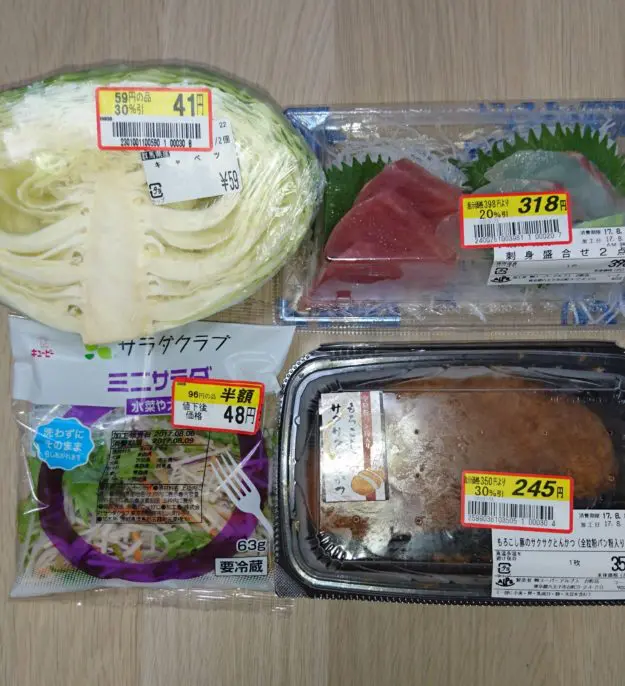 刺身2点、とんかつ、サラダミックス、キャベツ