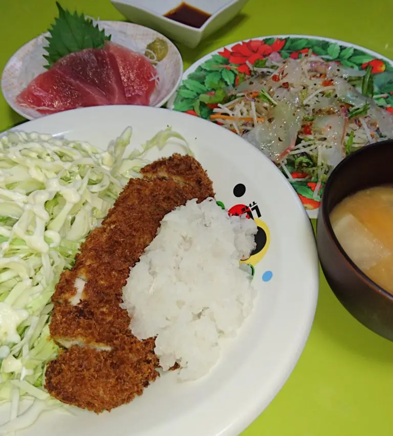 おろしとんかつ、マグロ刺し、真鯛のカルパッチョ、豆腐の味噌汁