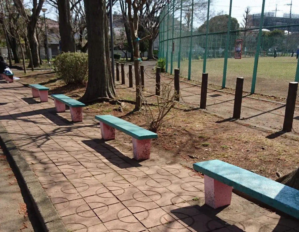 東浅川交通公園の自転車練習場のベンチ